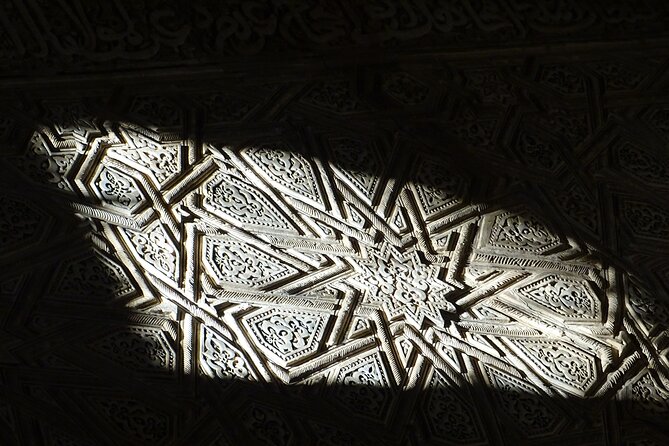 Alhambra and Nasrid Private Walking Tour with Food Tasting - The Food Tasting Experience in Detail