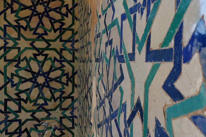 Alhambra &Charles Palace Guided Tour with Optional Nasrid Palaces - The Role of the Guide and Tour Pacing