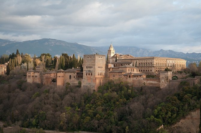 Alhambra: complete guided tour with Nasrid Palaces tickets - Exploring the Alcazaba Fortress and Walls