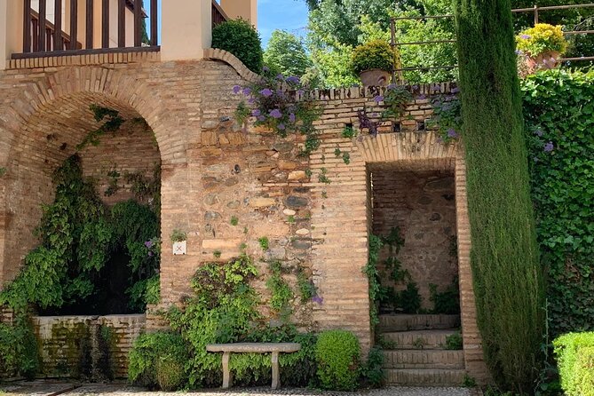 Alhambra: complete guided tour with Nasrid Palaces tickets - Delving into the Nasrid Palaces and Islamic Art