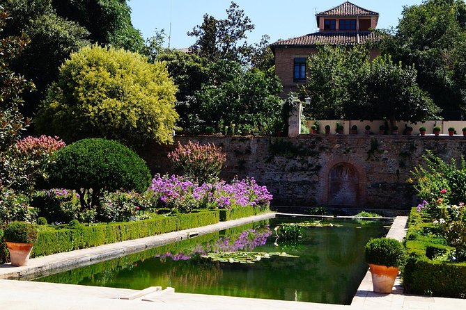 Alhambra Complete: Ticket Skip-the-Line Nasrid Palace and Generalife with Guide - The Generalife Gardens: A Restful Oasis