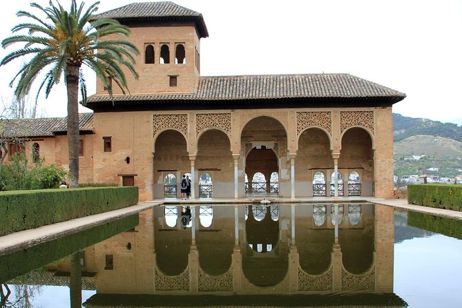 Alhambra Complete: Ticket Skip-the-Line Nasrid Palace and Generalife with Guide - The Guide’s Role: Knowledgeable and Engaging