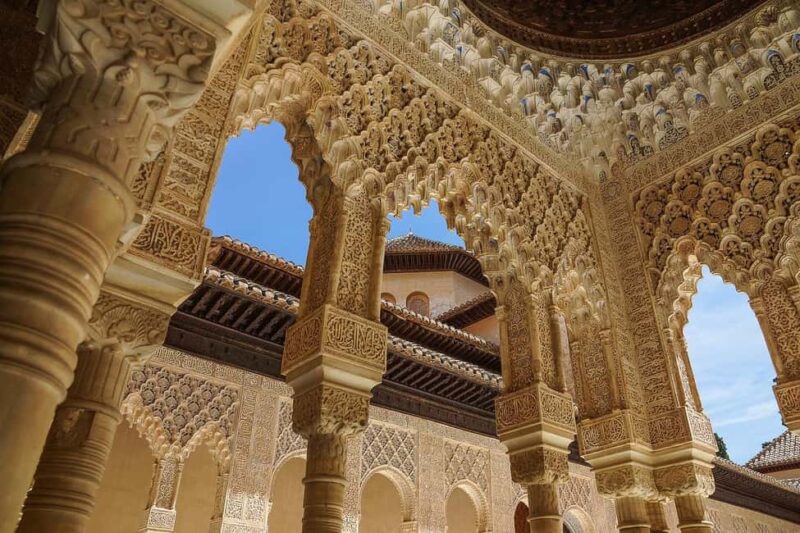 Alhambra: complete tour with Nasrid Palaces, official tour guide, and tickets - Discovering the Defensive Marvels of the Alcazaba