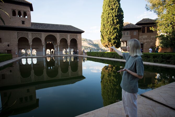 Alhambra Day or Night Private Tour - Visiting the Majestic Generalife Gardens