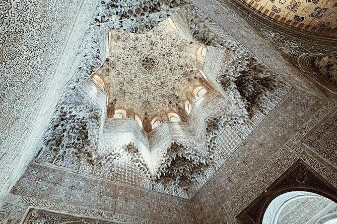 Alhambra Experience Explore Nasrid Palaces & Generalife Gardens - Discovering the Tranquil Generalife Gardens