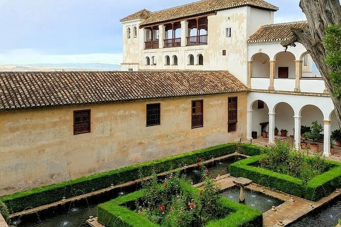 Alhambra Experience Explore Nasrid Palaces & Generalife Gardens - Logistics: Meeting Point and Entry Details