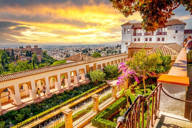 Alhambra gardens guided tour (English guide) - Key Points