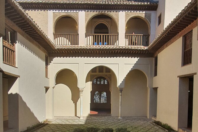 Alhambra & Generalife, Albaicín & Sacromonte Skip-the-Line Private Tour - Logistics: Meeting Point, Duration, and Group Size