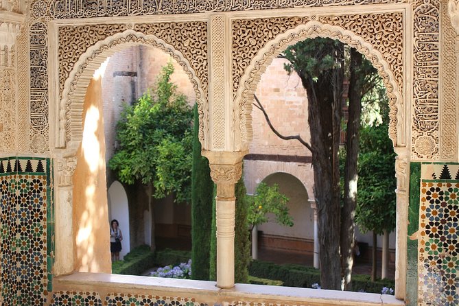 Alhambra & Generalife Skip the Line Premium Tour including Nasrid Palaces - Inside the Alhambra: An Itinerary of Highlights