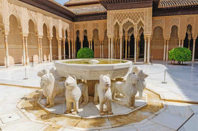 Alhambra & Nasrid Palace: Private Tour with Tickets - Exploring the Generalife Gardens and Palace