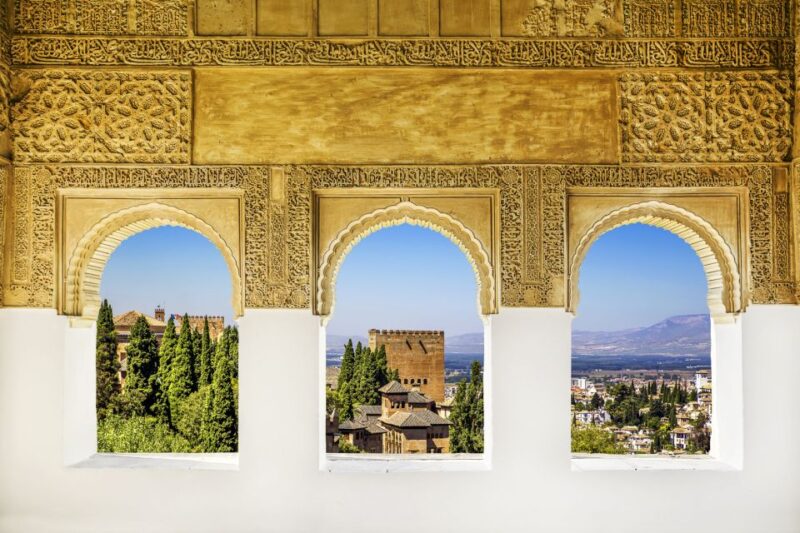 Alhambra, Nasrid Palaces, and Generalife 3-Hour Guided Tour - Discovering the Alhambras Magnificent Complex