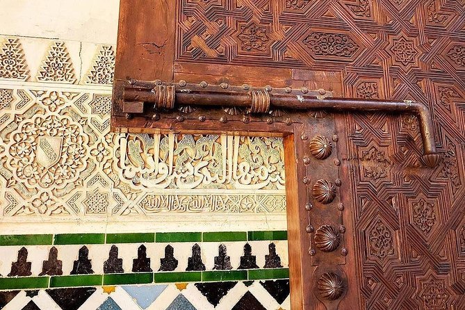 Alhambra, Nasrid Palaces and Generalife Private Tour from Malaga - The Guided Exploration of the Nasrid Palaces and Their Intricate Details