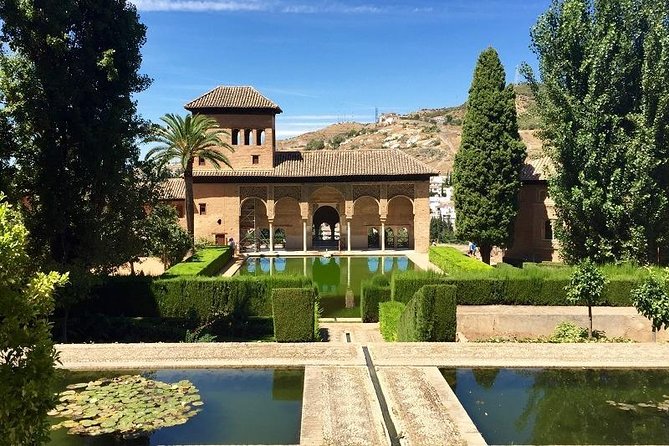 Alhambra, Nasrid Palaces and Generalife Private Tour from Malaga - The Pacing and Duration of the Tour