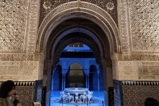 Alhambra: Night Visit to Nasrid Palaces - Group Size and Tour Logistics