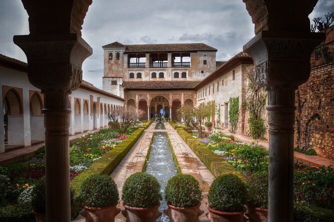 Alhambra Private Tour & Nazaries Palaces from Seville with Pickup - The Importance of Expert Guides and Personal Attention