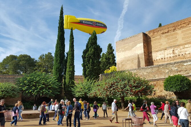 Alhambra private tour with tickets - Strolling Through the Generalife Gardens and Summer Residence