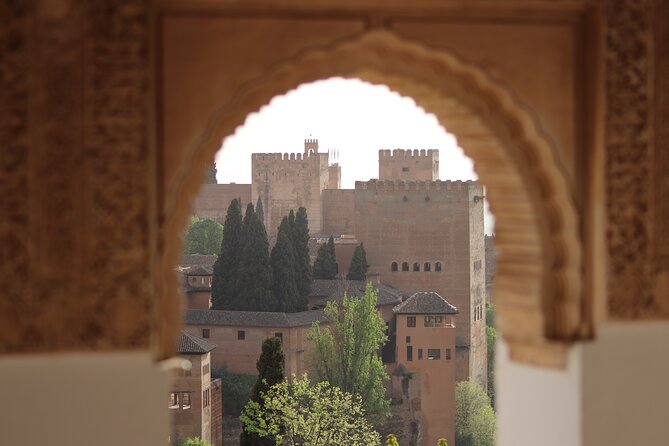Alhambra Private Tour with tickets - Discovering the Generalife Gardens and Summer Palace