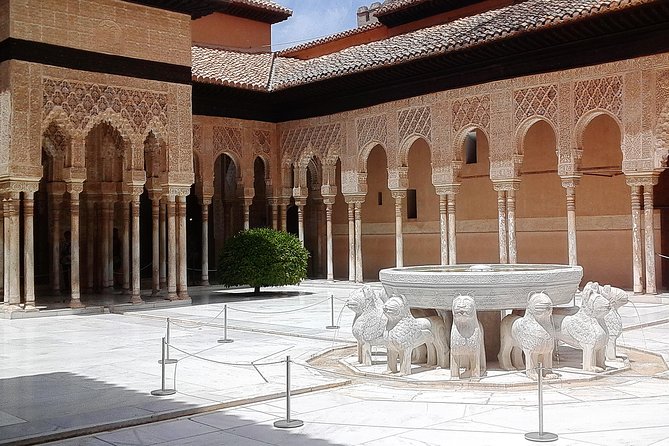 Alhambra private walking tour - Discovering the Generalife Gardens and Palace