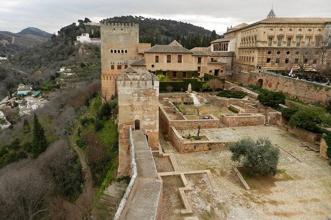 Alhambra: Skip-the-Line to Nasrid Palaces & Generalife - Meet Your Guide at the Main Entrance of the Alhambra