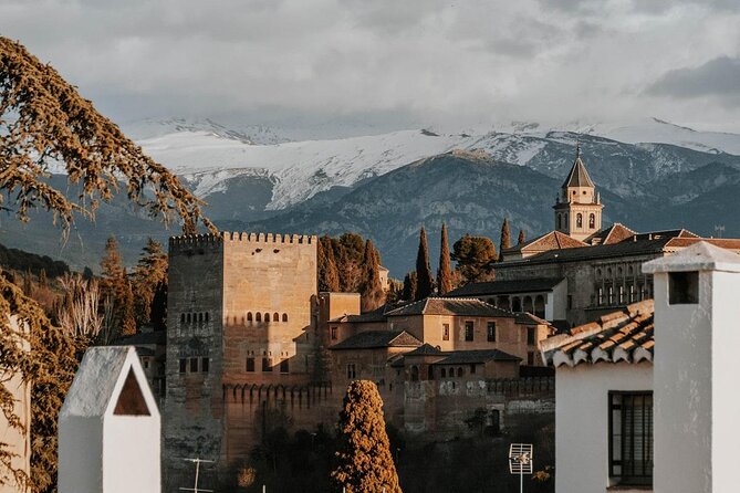 Alhambra: Small Group Tour with Local Guide & Admission - Key Points