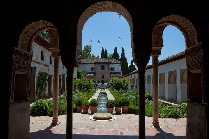 Alhambra: Small Group Tour with Local Guide & Admission - The Palace of Charles V: A Renaissance Contrast