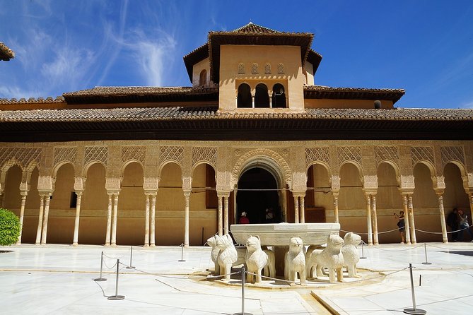 Alhambra Tour & ticket: Nasrid Palaces, Alcazaba & Generalife - The Role of the Official Guide
