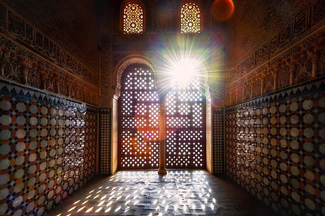 Alhambra Tour & ticket: Nasrid Palaces, Alcazaba & Generalife - The Experience of the Palaces and Gardens