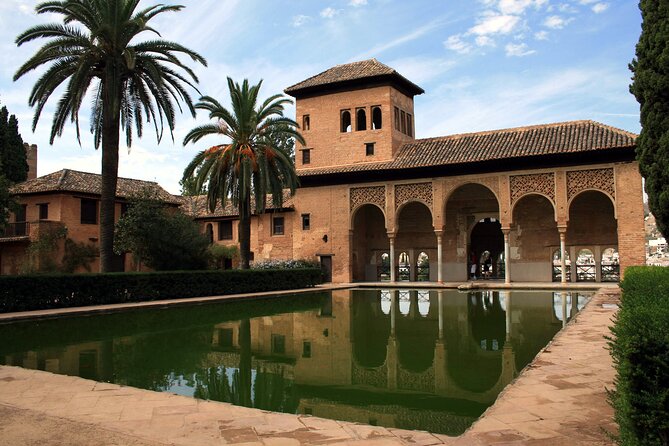 Alhambra Tour with Nasrid Palaces from Jaen - Relaxing in the Generalife Gardens