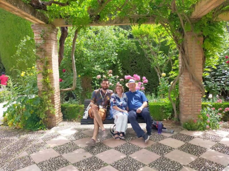 Alhambra with Nazaries Palaces Private Tour - Visiting the Generalife Gardens: Sultans’ Personal Retreats