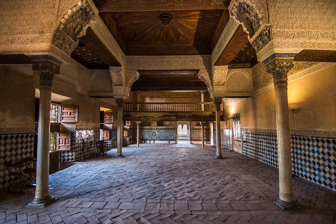 Alhambra with Nazaries Palaces Private Tour from Seville - The Peaceful Beauty of the Generalife Gardens