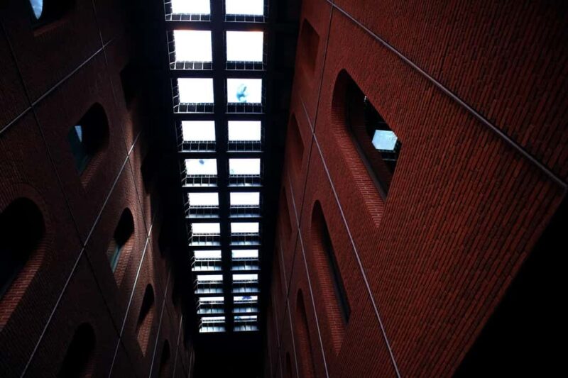 Alhóndiga de Bilbao: Art explained by Artists - Exploring the Historic Warehouse Spaces of Alhóndiga Bilbao