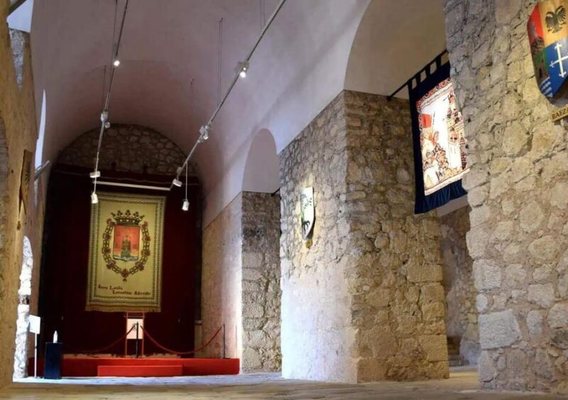 Alicante: Bullring and Castle Guided Tour with Taxi Transfer - Taxi Ride to Santa Barbara Castle and Its Famous Corners