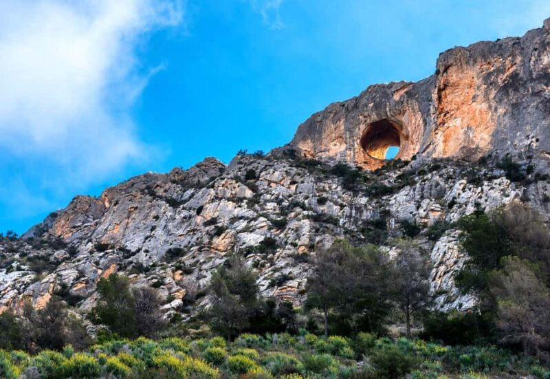 Alicante Express: Castle & Caves Private Tour - Exploring the Spectacular Canelobre Caves in Busot