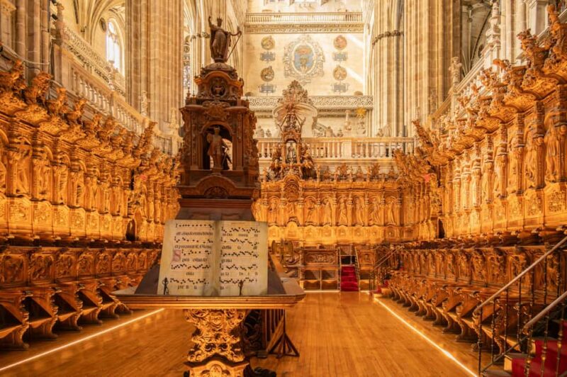 Alicante: Old Town and Santa Bárbara Castle Walking Tour - Strolling Through Alicante’s Old Town with Its Colorful Houses and Narrow Streets