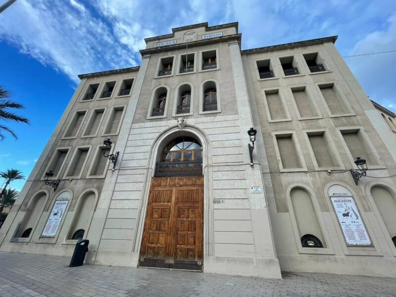 Alicante: Private Guided Visit to Alicante Bullring & Museum - Inside the Bullring: Exploring the Main Arena and Hidden Corners