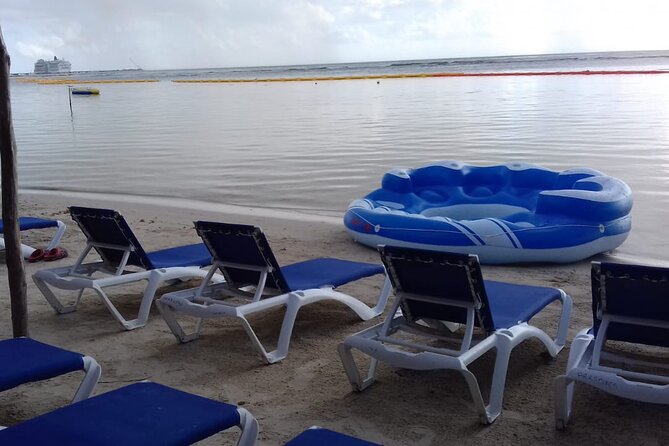 All-inclusive beach day in LOS ARRECIFES REST. / open bar - massage and lunch .. - Key Points