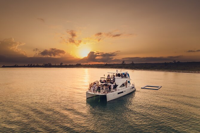 All Inclusive Cancun Party DJ Evening Beat in 51' Leopard - Departure from Cancun Marina and Luxurious Yacht Setting