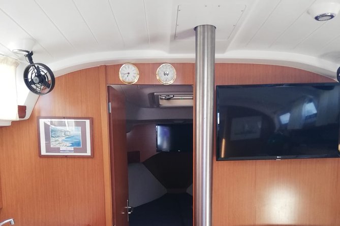 All-inclusive Sailing tour: Sorrento Coast - The Sailing Experience: Fun and Freedom on the Water