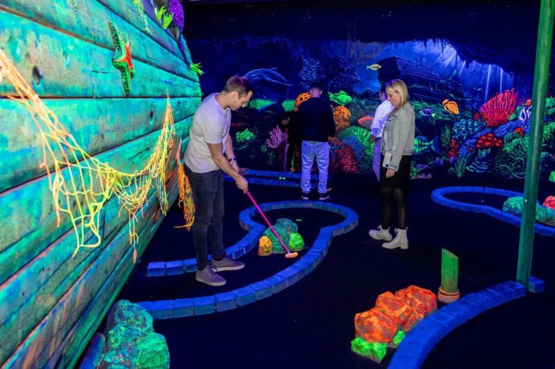 Aloha Amsterdam: 12-Hole Glow-in-the-Dark Mini-Golf - The Duration and Pacing of the Tour