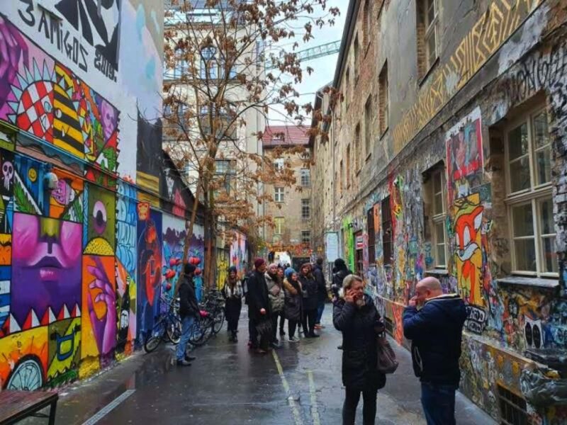 Alternative Berlin / Street art tour - Private group - Discovering Multicultural Neighborhoods and Alternative Housing