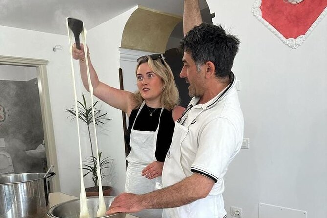 Amalfi: lezione di cucina su pasta, mozzarella e tiramisù - Learning to Make Mozzarella from Scratch