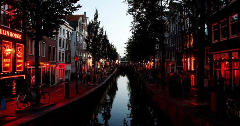 Amsterdam: 1,5-Hour Red Light District Tour - The Tour Begins at Beursplein: Meeting the Guide