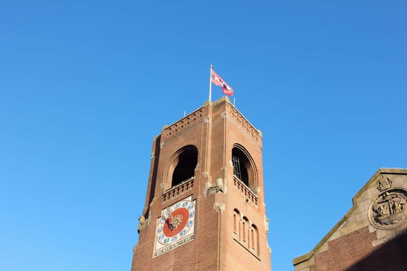 Amsterdam: 2-hour History & Culture tour with a Local - Visiting Begijnhof: A Quiet Historic Haven