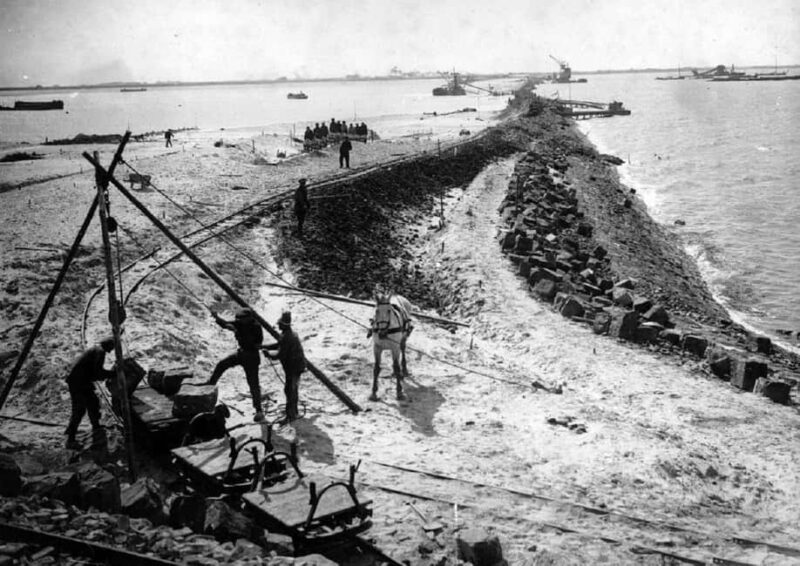 Amsterdam: Afsluitdijk & Wadden Center Museum Private Tour - Optional Stops at Hoorn and Makkum