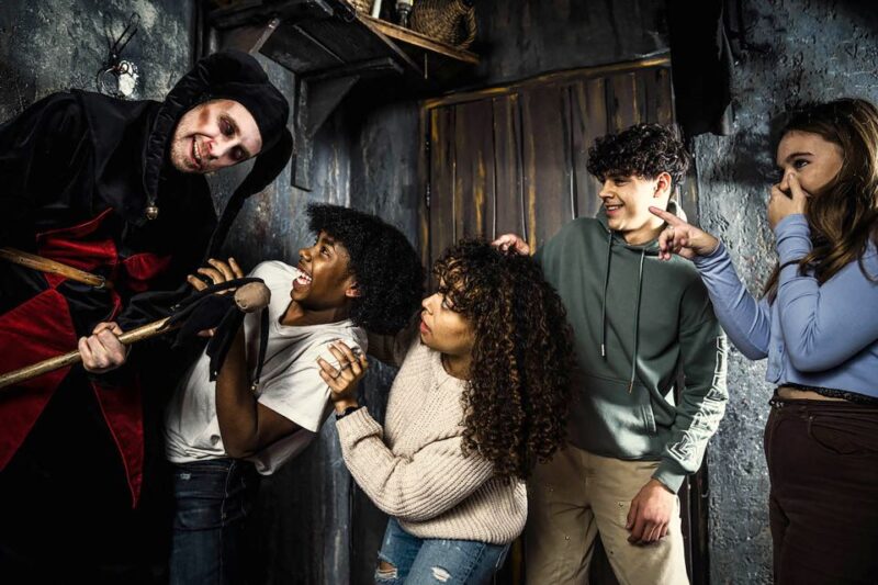 Amsterdam: Amsterdam Dungeon Entrance Ticket - The Experience: From Dark Labyrinths to Spectral Encounters