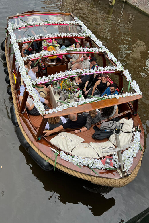 Amsterdam: Boat Tour with Optional Unlimited Drinks - The Guided Experience and Commentary