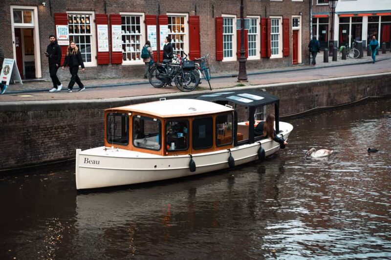 Amsterdam Canal Boat Tour with Live Guide - Scenic Canal Views in a Comfortable Setting