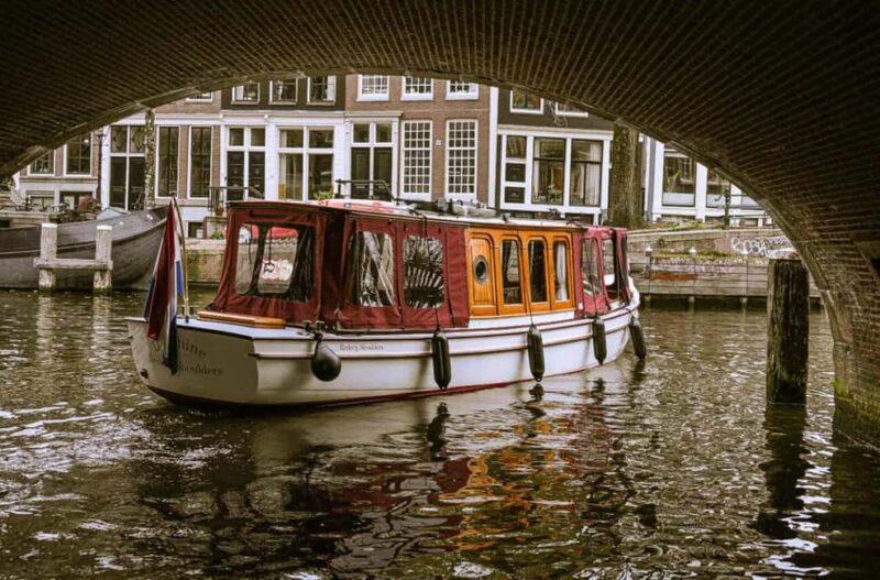 Amsterdam Canal Boat Tour with Live Guide - Food and Drink Options for a Personal Touch