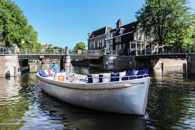 Amsterdam Canal Cruise in Open Boat with Unlimited Drinks Option - The Guide and Commentary: Knowledgeable and Engaging