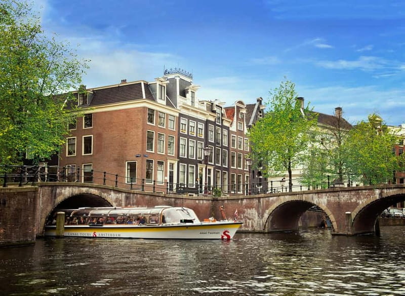 Amsterdam: Canal Cruise with Free Dutch Stroopwafel - The Complimentary Stroopwafel: A Dutch Classic